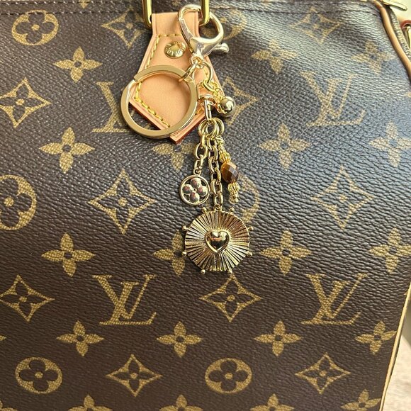 HEARTS and CLOVER Bag Charm Gold Tone 💕 - Picture 5 of 8